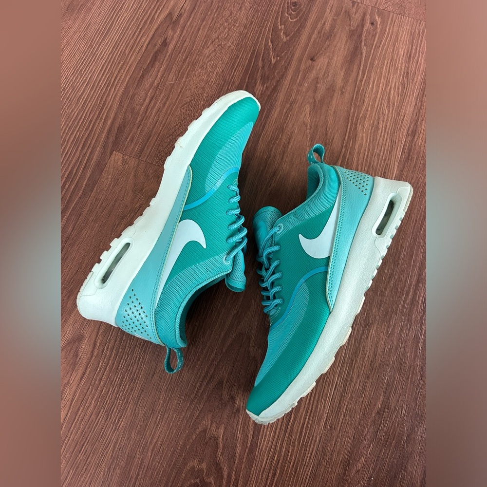 Nike Women's Teal and White Athletic Sneakers